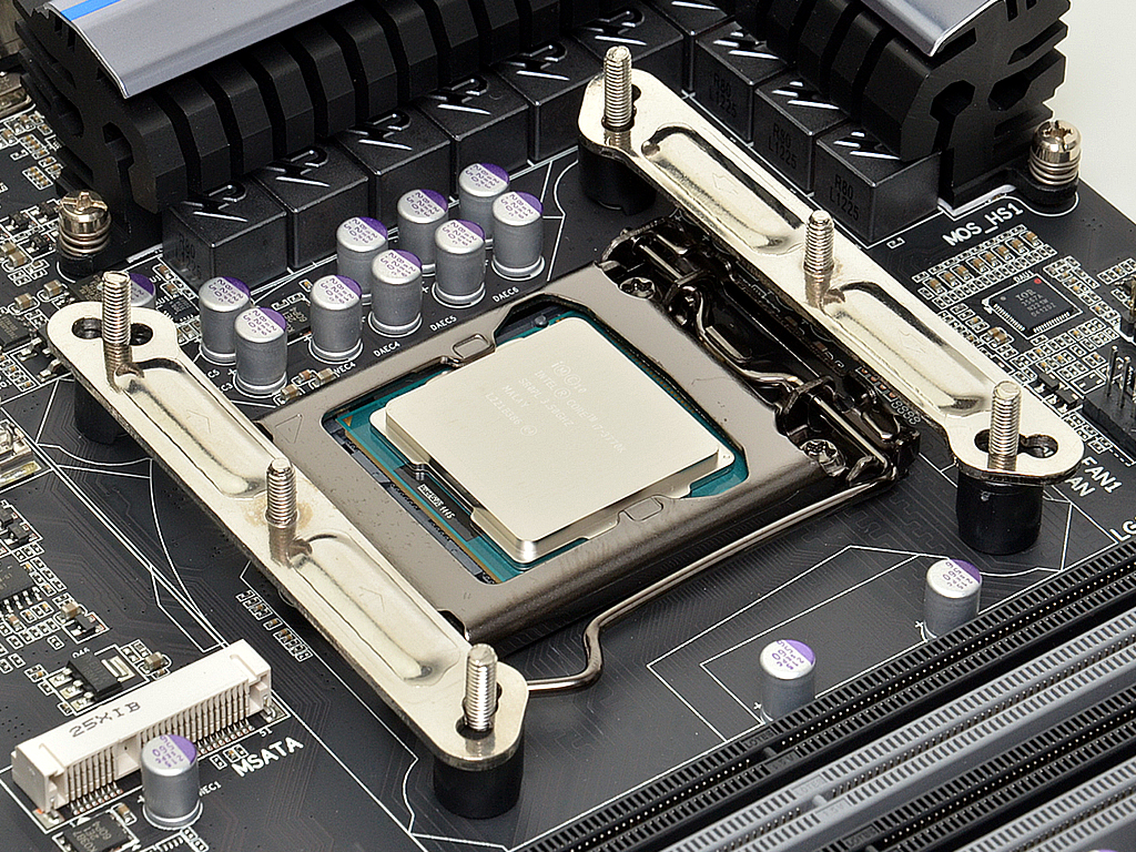 「INTEL clip」を載せる。こちらにも各ソケット毎に穴が空けられている。ちなみにLGA1155/1156は中央の穴が正解