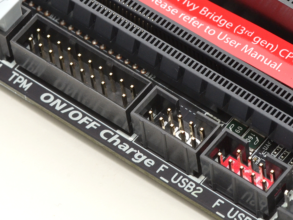 USB2.0ピンヘッダはON/OFF Charger対応（レッド）とノーマルタイプの2口。その横にあるのはTPMピンヘッダ