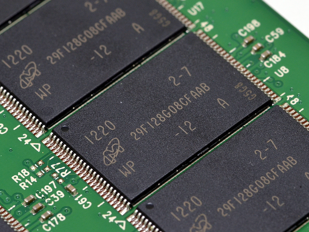 MLC NANDフラッシュはMicron製「29F128G08CFAAB」。製造プロセス25nm、P/Eサイクル3,000のSynchronousタイプで容量は1枚あたり16GB