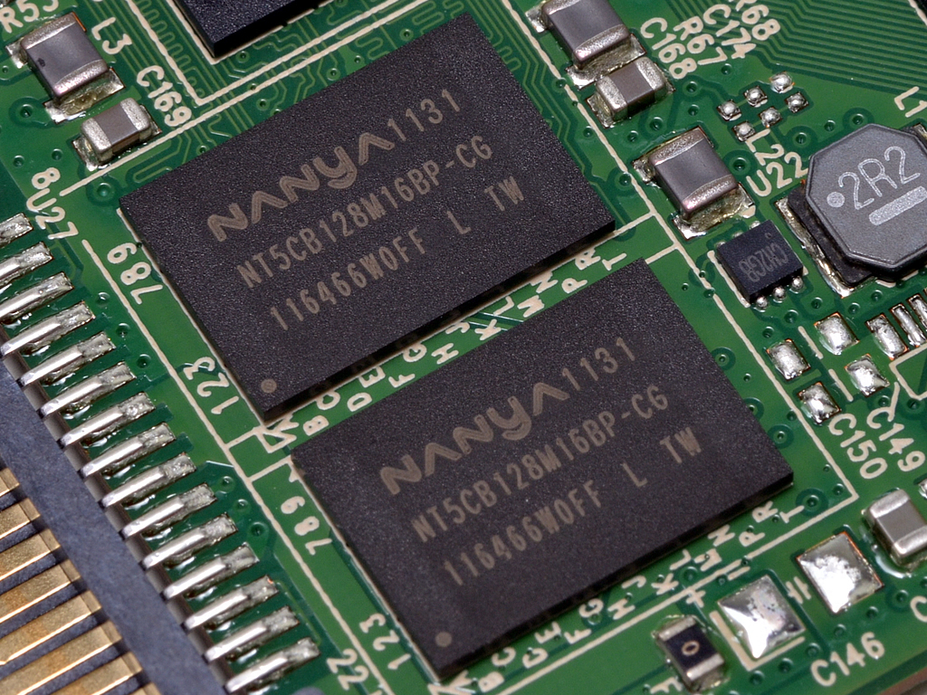 キャッシュメモリはNANYA製DDR3「NT5CB128M16BP-CG」を2枚実装。動作クロック1333MHz、レイテンシ9-9-9（CL-TRCD-TRP）で容量は1枚あたり256MB