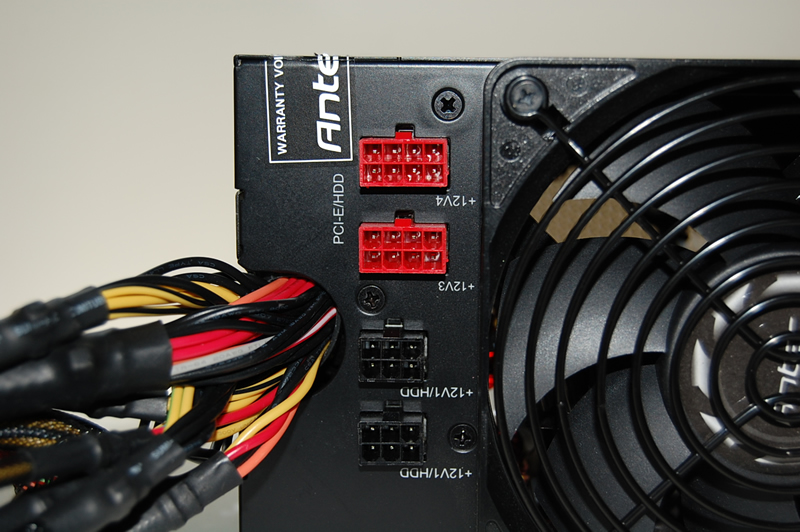 着脱式ケーブルコネクタ口部。上部の赤は、PCI-E/HDDへ供給される+12V3/+12V4、下部の黒は、HDD供給用の+12V1/+12V2となる