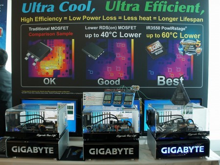 COMPUTEX TAIPEI 2012で行われていた温度比較デモ。従来のMOSFET構成のマザーボードより大幅に発熱が抑えられているというが、実際どうなのだろうか