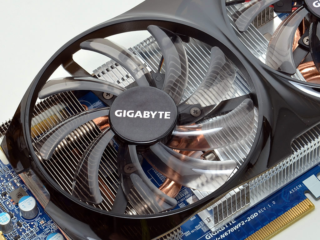 9枚のブレードを備える100mm径のPWMファンは、GPU温度に応じて回転数を調節。静か、かつ強力にヒートシンクへ風を送ってくれる