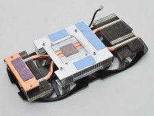 ヒートシンクの裏面全体。ヒートシンクは3つのブロックで構成され、中央がGPUコアとメモリ部で、手前の部分がVRMとの接触部になっている