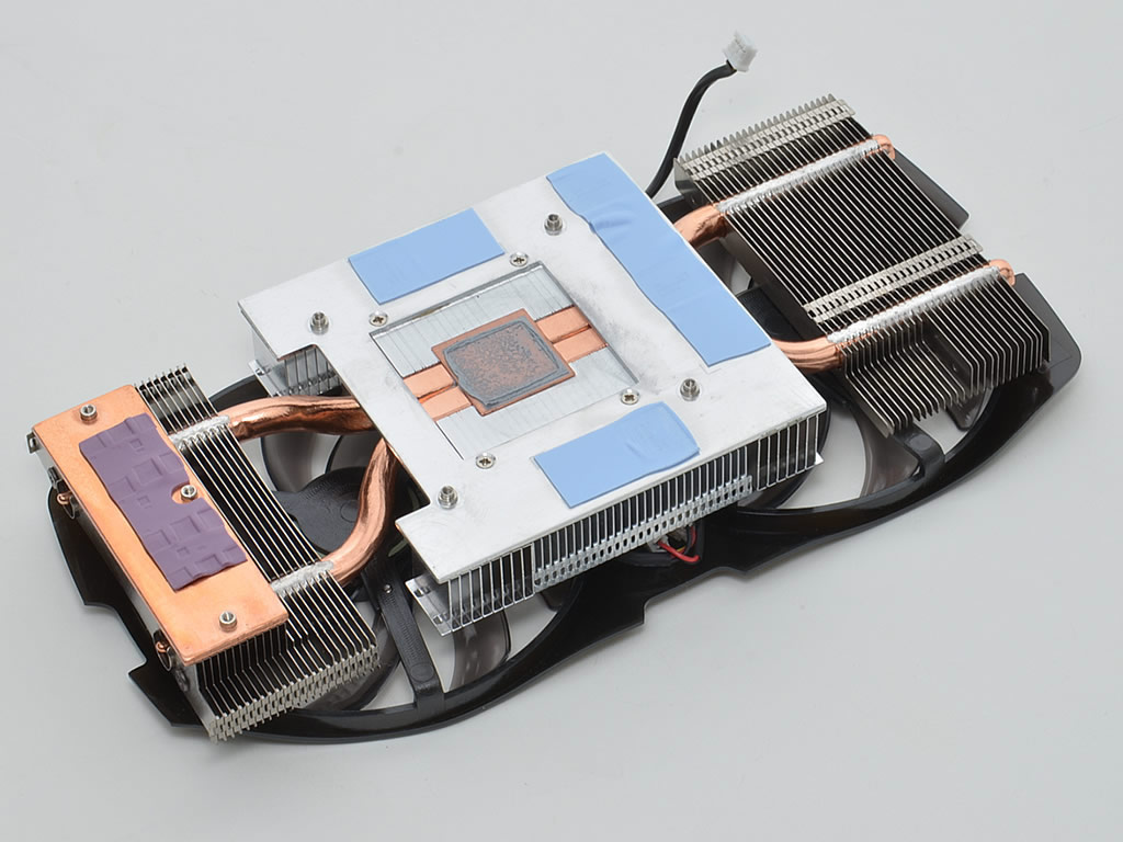 ヒートシンクの裏面全体。ヒートシンクは3つのブロックで構成され、中央がGPUコアとメモリ部で、手前の部分がVRMとの接触部になっている