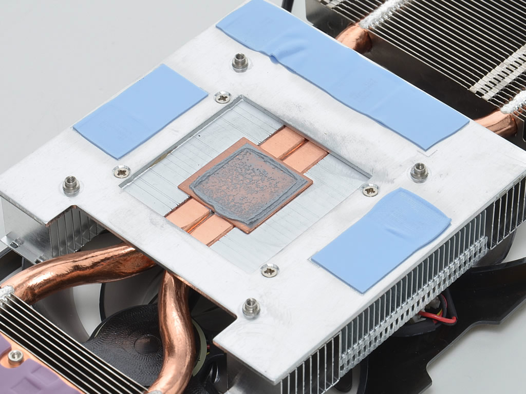 中央のGPUとメモリ部。GPUコア接触面にはヒートパイプと接触する形で、銅板が埋め込まれ、吸収した熱をヒートシンク全体に効率良く拡散する