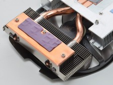 VRM部の接触面にも銅板が備わっている。熱伝導シートを介した受熱だが、GPUコアに次いで発熱するため、安定動作には欠かせない配慮と言える