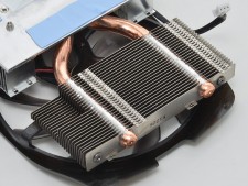 カードの後部に位置するブロック部は、各種チップとは接触していないが、ヒートシンク総面積を増加させ、冷却性能向上にひと役買っている