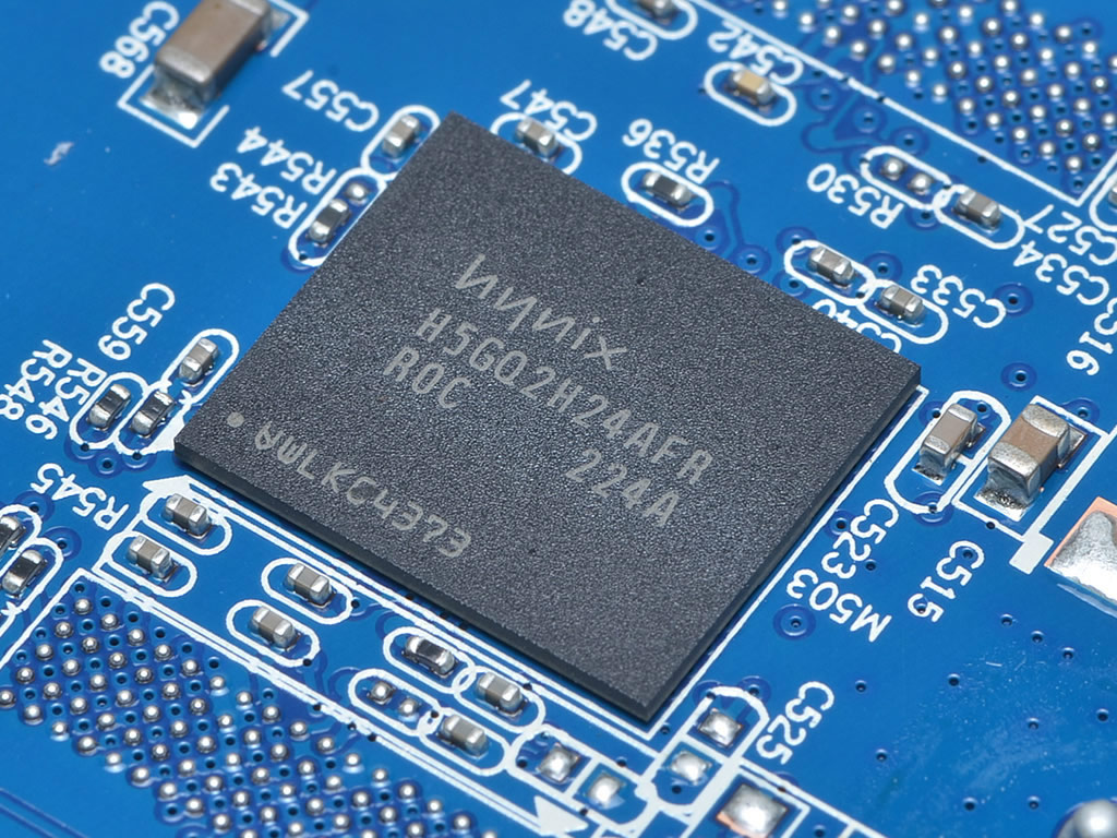 ビデオメモリは容量256MBのSK Hynix製GDDR5「H5GQ2H24AFR-R0C」（6Gbps対応）。表と裏面に各4枚の計8枚を実装している
