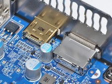 各出力インターフェイスは、金属カバーで覆われており、HDMI端子はゴールドメッキが施されている