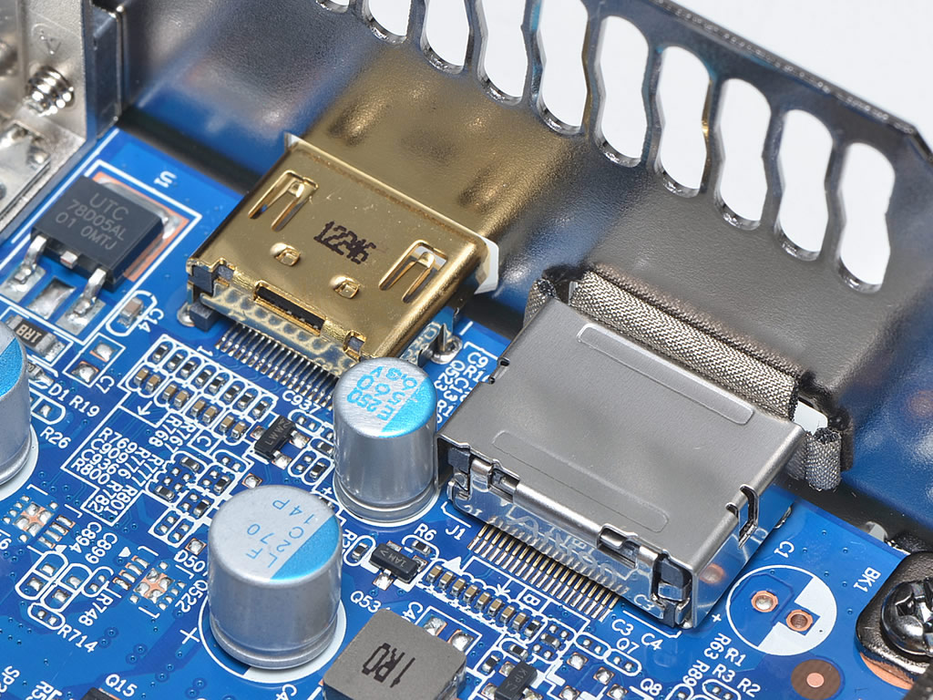 各出力インターフェイスは、金属カバーで覆われており、HDMI端子はゴールドメッキが施されている
