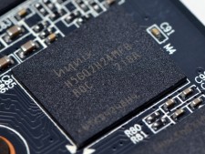 ビデオメモリはSK Hynix製GDDR5「H5GQ2H24MFR-R0C」。8枚で合計2,048MBを実装する