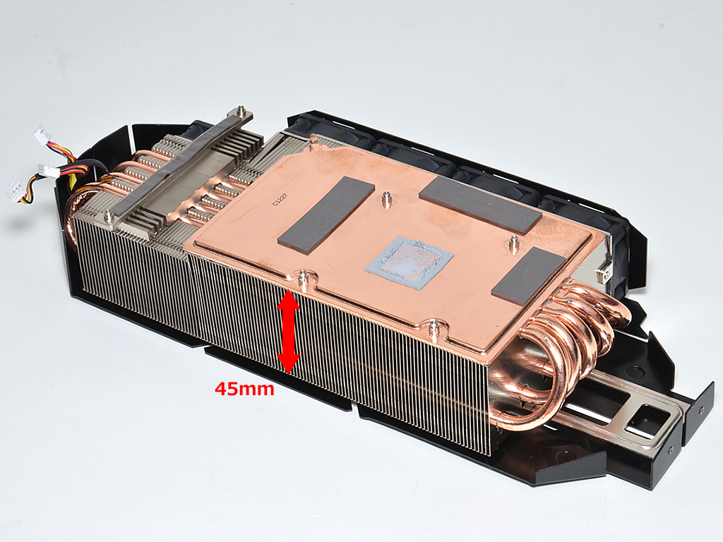 アルミニウム製ヒートシンクの最大高は実測値45mm。3スロットを占有するデザインは、まさに大迫力だ