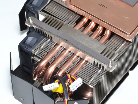末端はヒートパイプ4本。なおこの部分は、電源回路がレイアウトされており、高負荷状態ではかなりの高温に達する