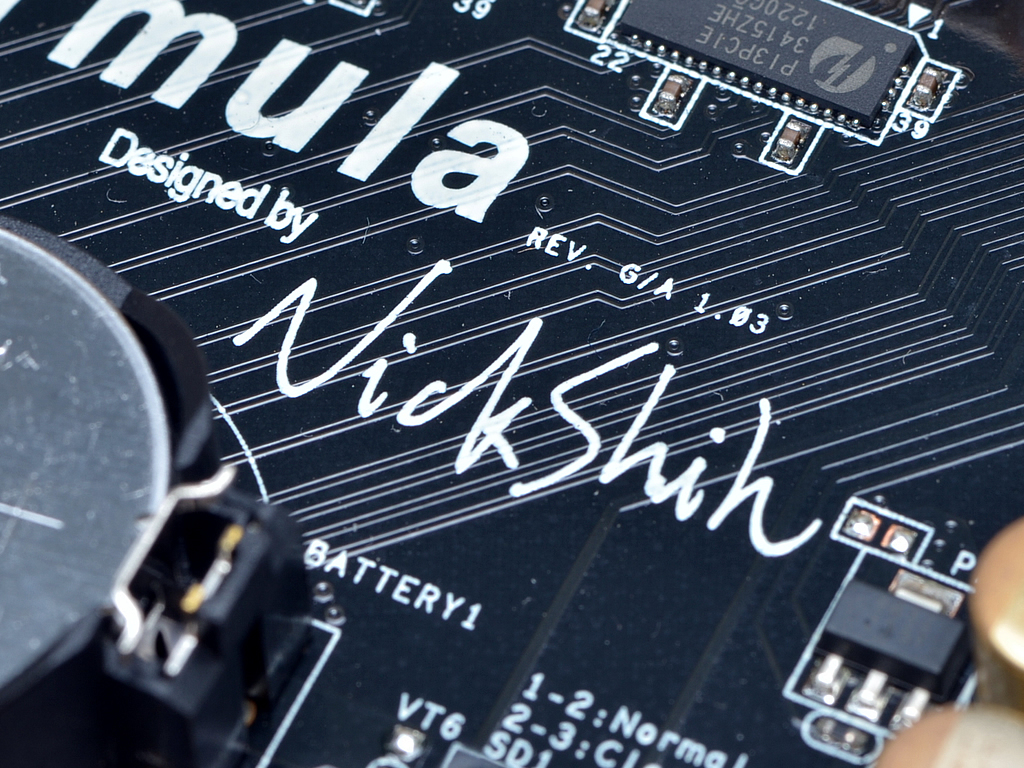 「Z77 OC Formula」の基板上にはNich Shih氏のサインがシルク印刷されている