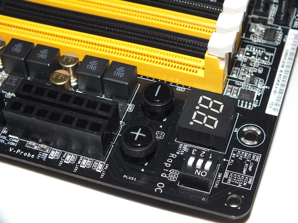 リアルタイムにCPU倍率、BLCK、CPUコア電圧を変更できる「Rapid OCボタン」