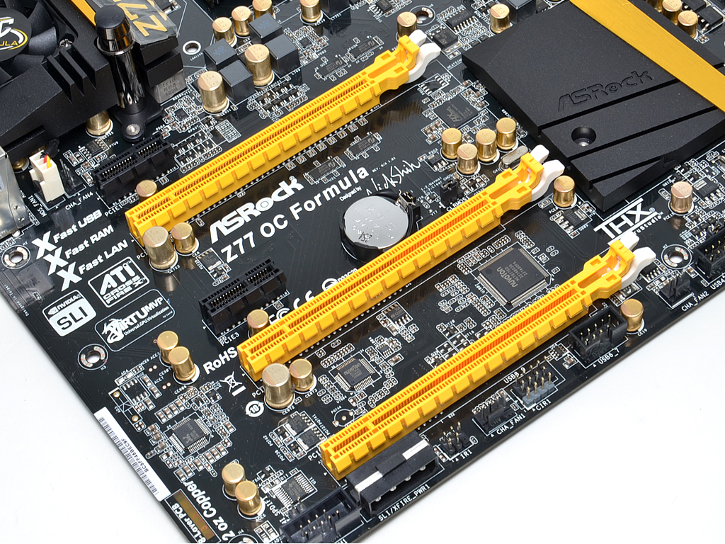 x16スロットは3本用意され、マルチグラフィックス環境はSLIとCrossFire Xをサポートする。ちなみにCrossFire Xでは3-Way構成も可能