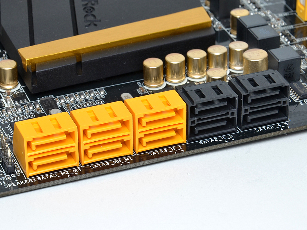 SATAポートはSATA2.0（3Gbps）が黒、SATA3.0（6Gbsp）が黄色に色分けされている。なおSATA3.0（6Gbps）の左側4ポートはMarvell「88SE9172」で増設されている
