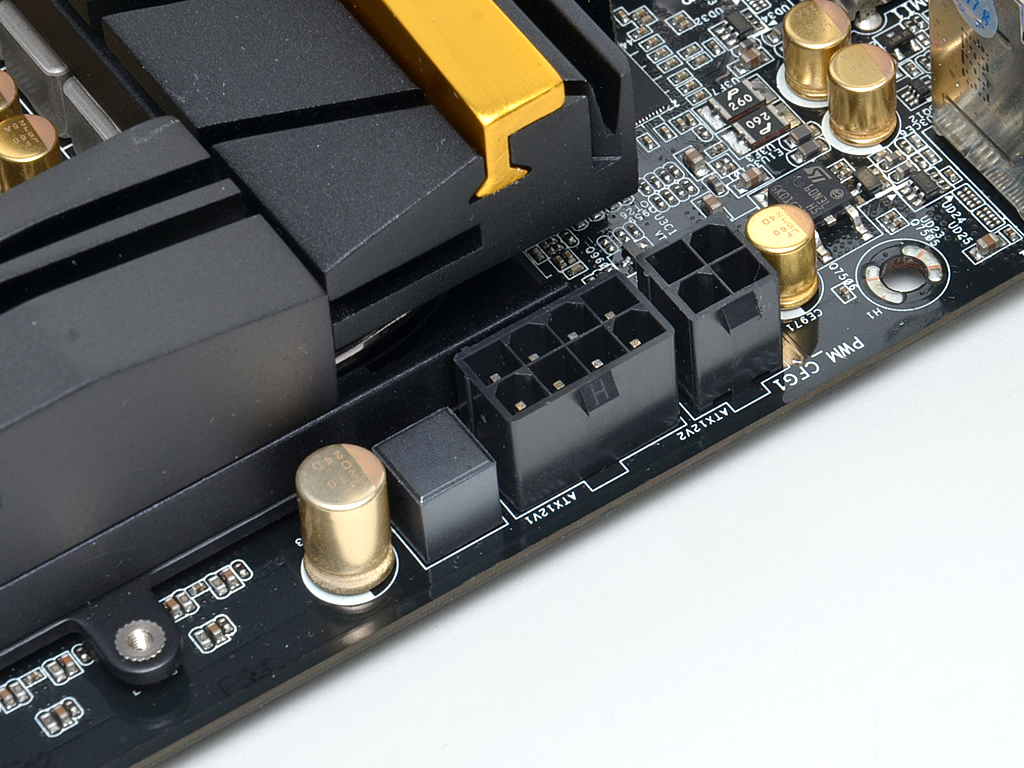 CPU用のATX12Vは8pinと4pinの2口用意。いずれも電力損失を低減するため通常より太い高密度コネクタが採用される