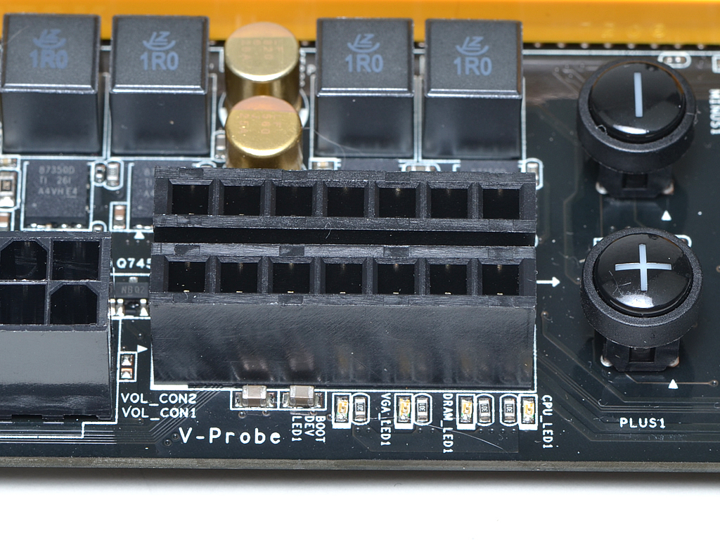 VCore、CPU VTT、VDIMMなどの電圧をリアルタイムで測定できる「V-Probe」