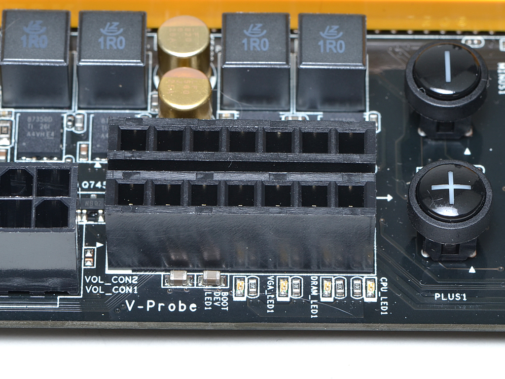 VCore、CPU VTT、VDIMMなどの電圧をリアルタイムで測定できる「V-Probe」