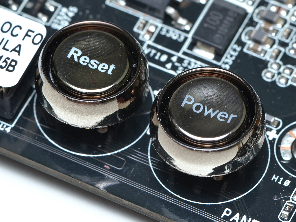 テスト時に便利な電源ボタンとリセットボタンは高級感のある光沢タイプを装備
