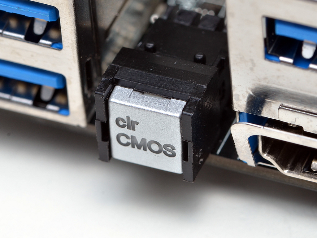 バックパネル部には、ケースに組み込んだ後でも簡単にCMOSをクリアできる、Clear CMOSボタンが用意される