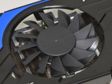 80mm径のプロペラブレードファンをデュアル構成で搭載する。起動時には逆回転してホコリを吹き飛ばしてくれるという便利な機能をもつ