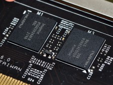 メモリチップはSK Hynix製GDDR5「H5GQ2H24AFR-R0C」を基板表面6枚、背面2枚の計8枚構成で搭載。合計容量は2,048MBだ