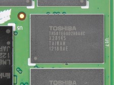 MLC NANDフラッシュは東芝製「TH58TEG8D2HBA8C」を採用。製造プロセス24nm、P/Eサイクル5,000のToggleタイプで容量は1枚あたり32GB