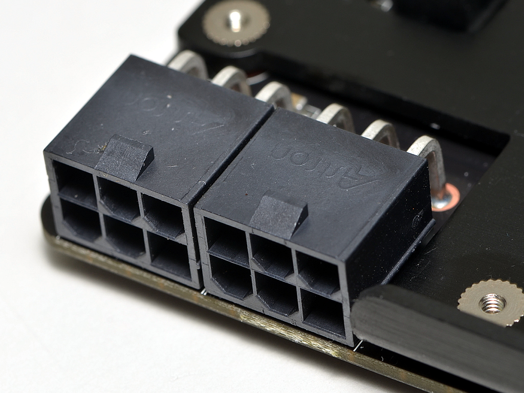 PCI-Express補助電源は6pin×2構成。インターフェイスと合わせた最大供給電力は225Wで、190Wとされる「N660GTX-Ti Twin Frozr IV PE OC」にも問題なく電力を供給できる