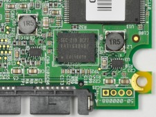 キャッシュメモリは容量128MBのSAMSUNG製DDR2「K4T1G084QF」を2枚実装