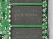 MLC NANDフラッシュはMicron製「29F128G08CFAAB」。製造プロセス25nm、P/Eサイクル3,000のSynchronousタイプで容量は1枚あたり16GB