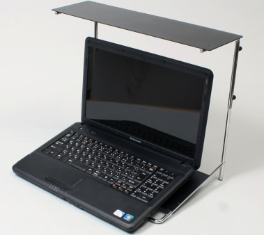 ノートPCのデッドスペースを有効活用できる机上デスク、サンコーより発売開始