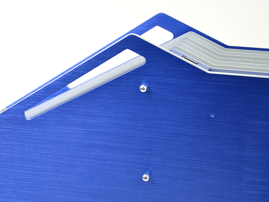 両サイドパネルを外すと姿を現すシャーシを構成するパネルには、アルマイト加工が施されたブルーメタリックカラーに塗装されている
