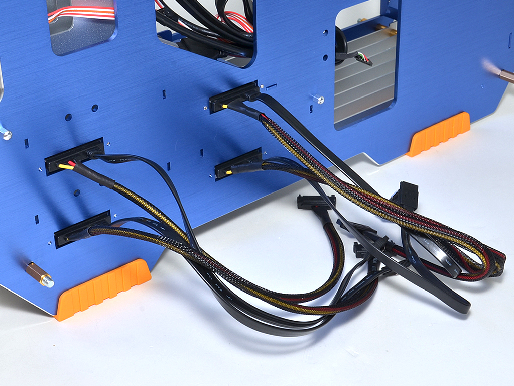 SATA HDD EZスワップモジュール機構の楽屋裏。SATA電源/データケーブルが4箇所から伸びている。ケーブルマネジメントホールを使い、マザーボードのSATAコネクタにストレス無く接続する事ができる