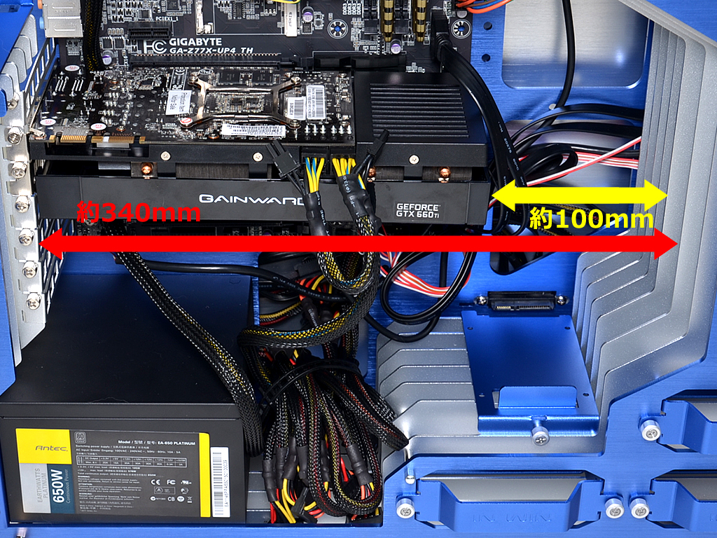 拡張カードスペースを測ったところ、約340mmのスペースがあった。GAINWARD「GTX660Ti PHANTOM」を組み込んだところ、まだ約100mmの空きスペースがある