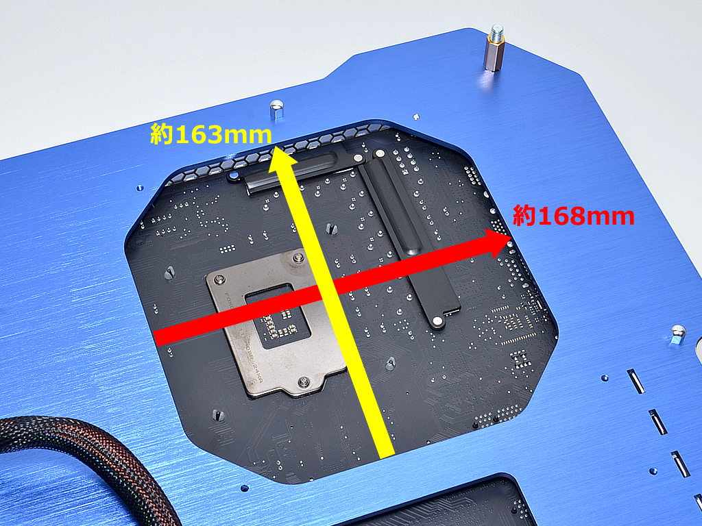  背面に目を向け、CPUクーラーメンテナンスホールのサイズを計測してみると、縦約163mm×横約168mmだった