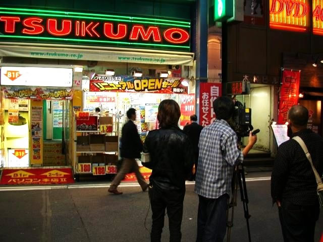 一報を受けてツクモパソコン本店IIの前で取材する、ある民放キー局。店内から出てくるお客などにマイクを向けていた