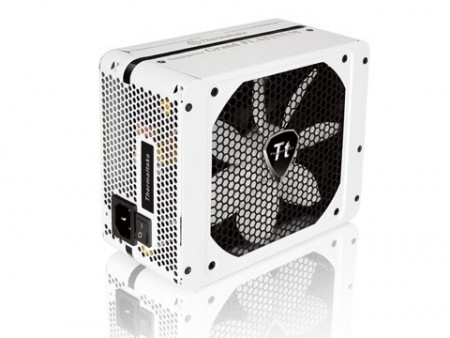 Thermaltake、PLATINUM認証のホワイト電源「Toughpower Grand Platinum Snow Edition」