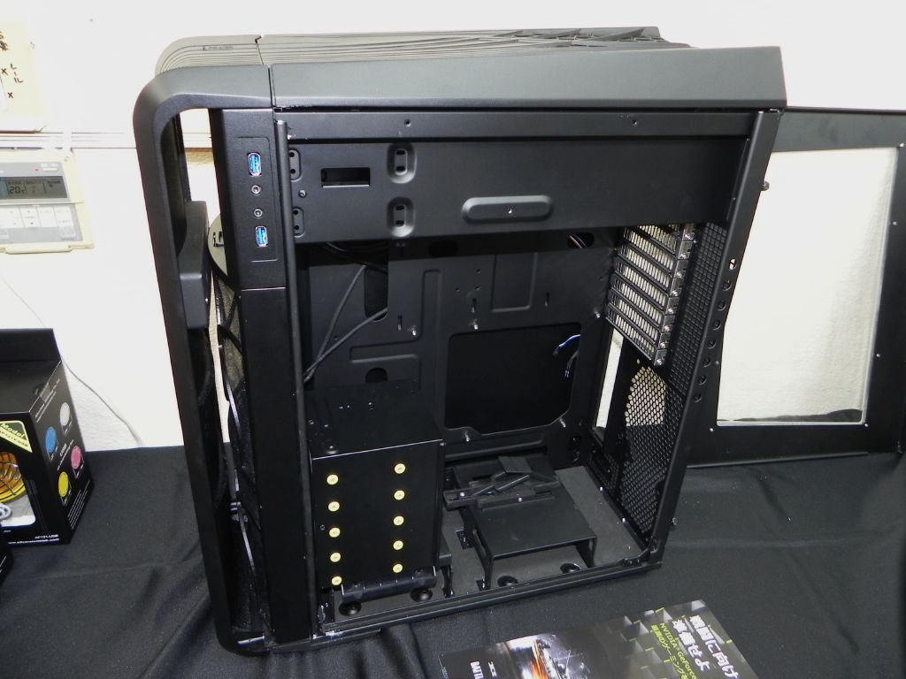 マザーボードを逆さまに搭載させる“倒立式”を採用する内部構造。エアフローに配慮し3.5インチシャドウベイもあえてサイドからアクセスしにくい縦方向となっているとか