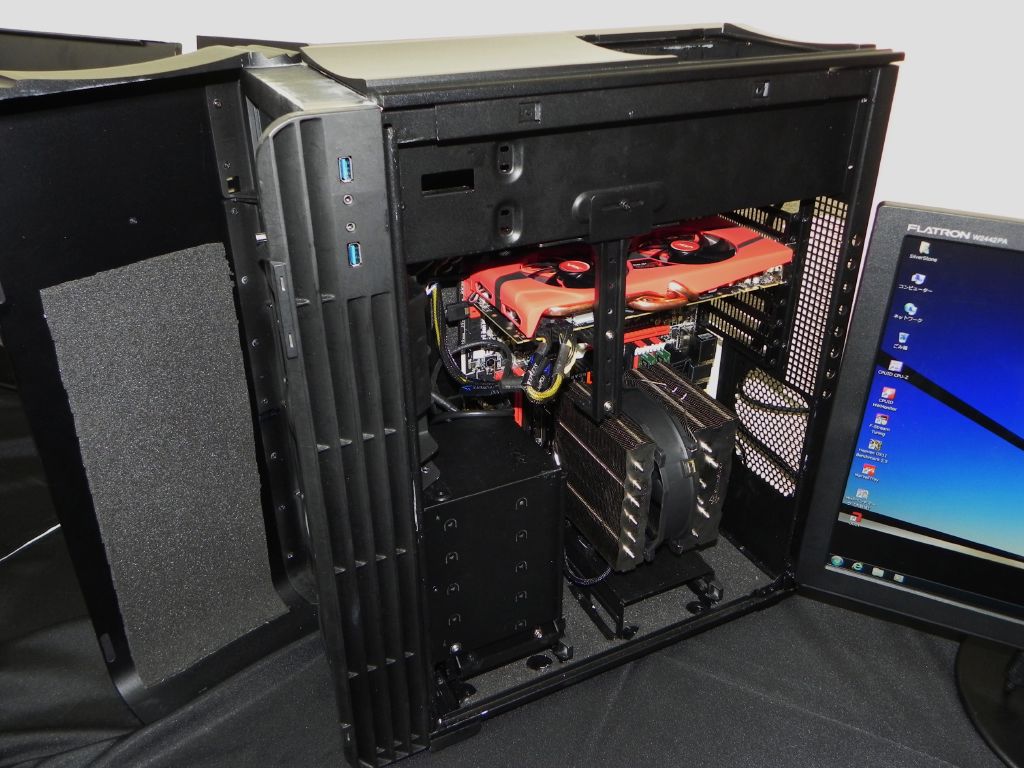 内部構造は「Raven RV04」と同様。グラフィックスカード用のステイホルダやCPUクーラー用のサポーターアーム（写真では見えないが）を備えるなど、SilverStoneらしいギミックをあちらこちらに確認できる