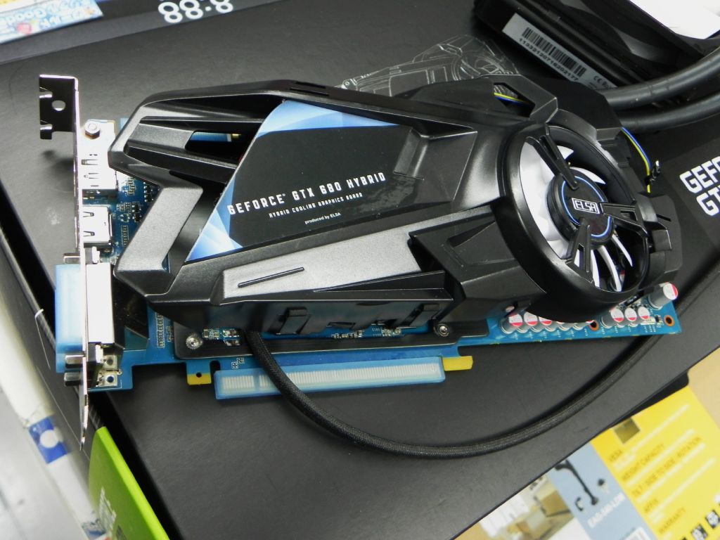 基板全面を覆う空冷クーラーは80mmの静音ファンを搭載され、メモリとVRMの冷却を行う