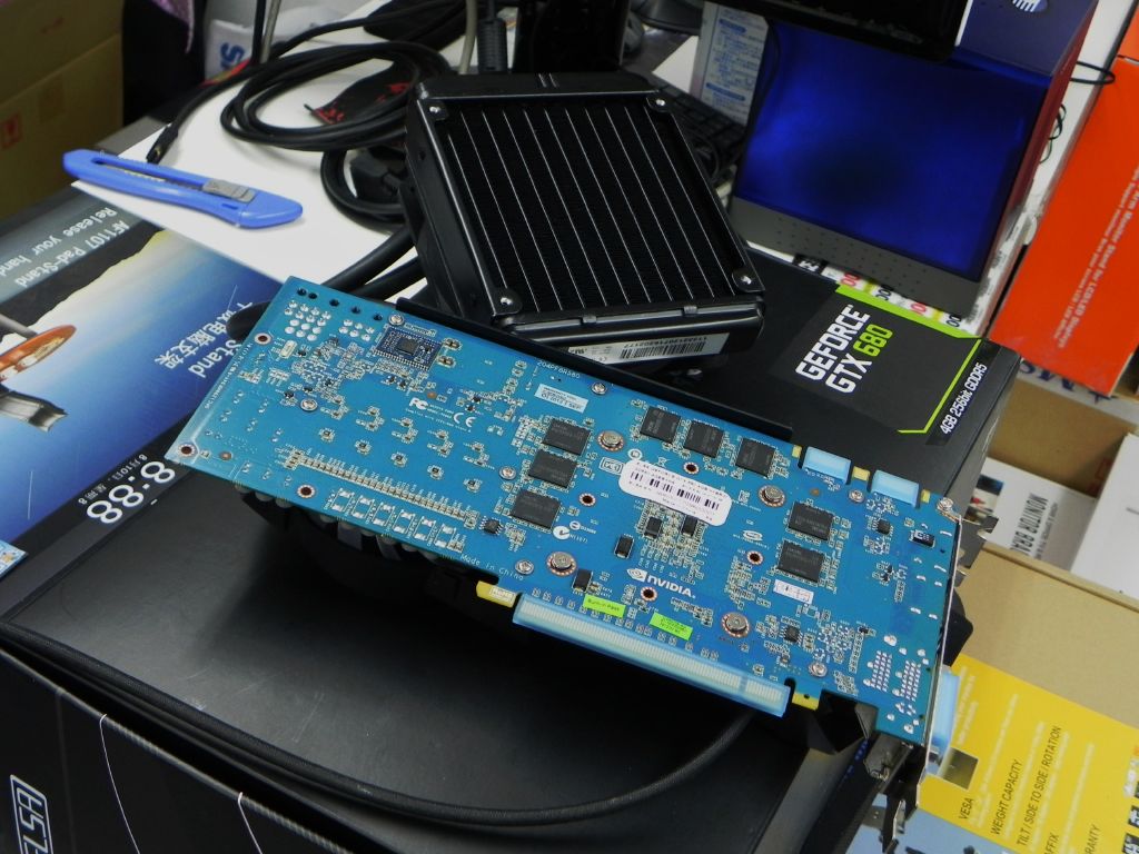 大容量4GB版では、基板裏面にも8枚のメモリが実装されていた