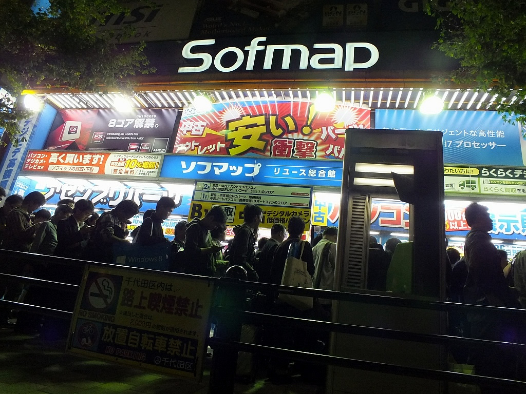 秋葉原の深夜販売は大盛況