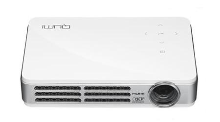 ワイヤレスでスマホからお手軽投映。高輝度なミニマムプロジェクター「QUMI Q5」は11月発売