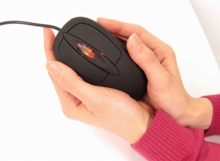 手のひらをほんのりと温めるヒーター内蔵USBマウス、サンコー「USBあったかマウス4」