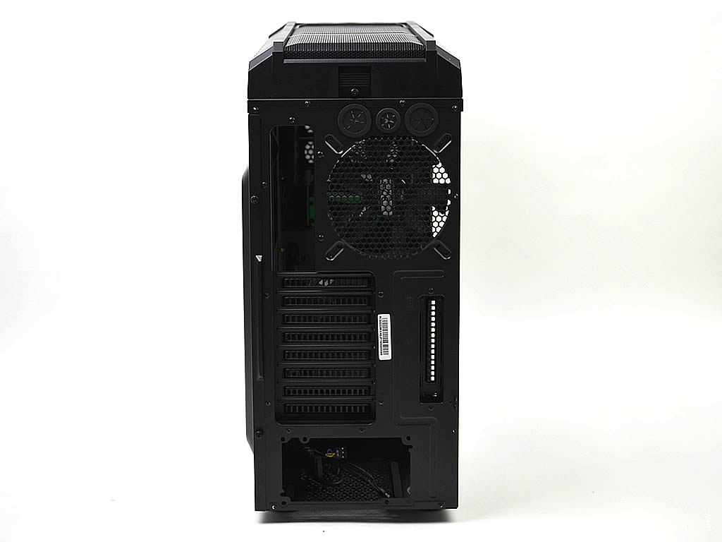 Cooler Masterが積極的に採用する、縦レイアウトの拡張スロットも装備した背面部