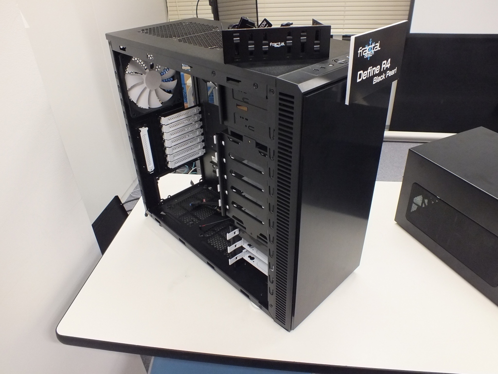 Fractal Designの主力モデル「Define R4」。外見は先代「Define R3」から大きな変化はないものの、内部構造は大幅に改良が加えられている 