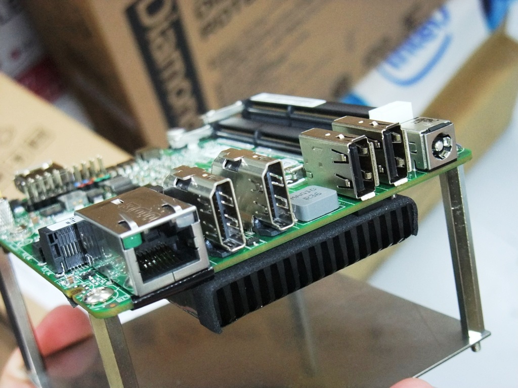「Desktop Board D3217GKE」のバックパネルポートはHDMI×2、USB2.0×2、ギガビットLAN構成。ちなみに写真の台座はPC DIY SHOP FreeTオリジナル製品で、評判が良ければ単体販売も検討するとのこと